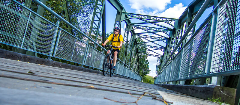 Der auto touring-Redakteur überquert am Fahrrad die Thaya-Brücke bei Dobersberg.