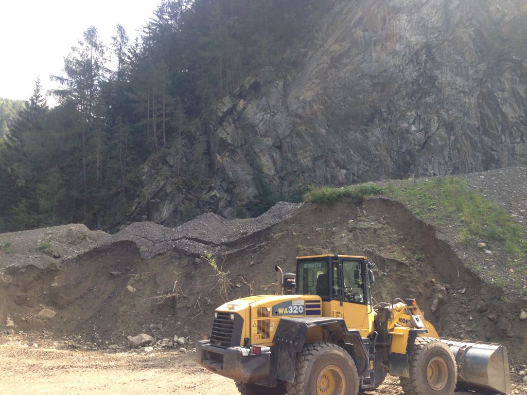 Bagger vor abgerutschtem Hang