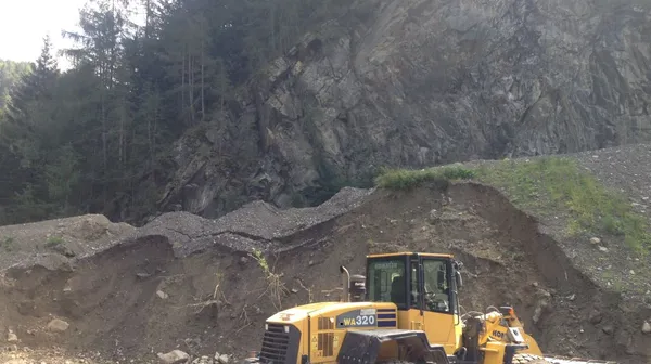 Bagger vor abgerutschtem Hang