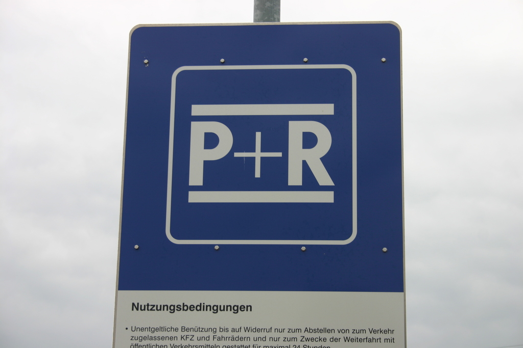 Ein Schild mit dem Logo Park+Ride.
