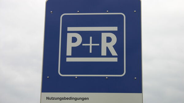 Ein Schild mit dem Logo Park+Ride.