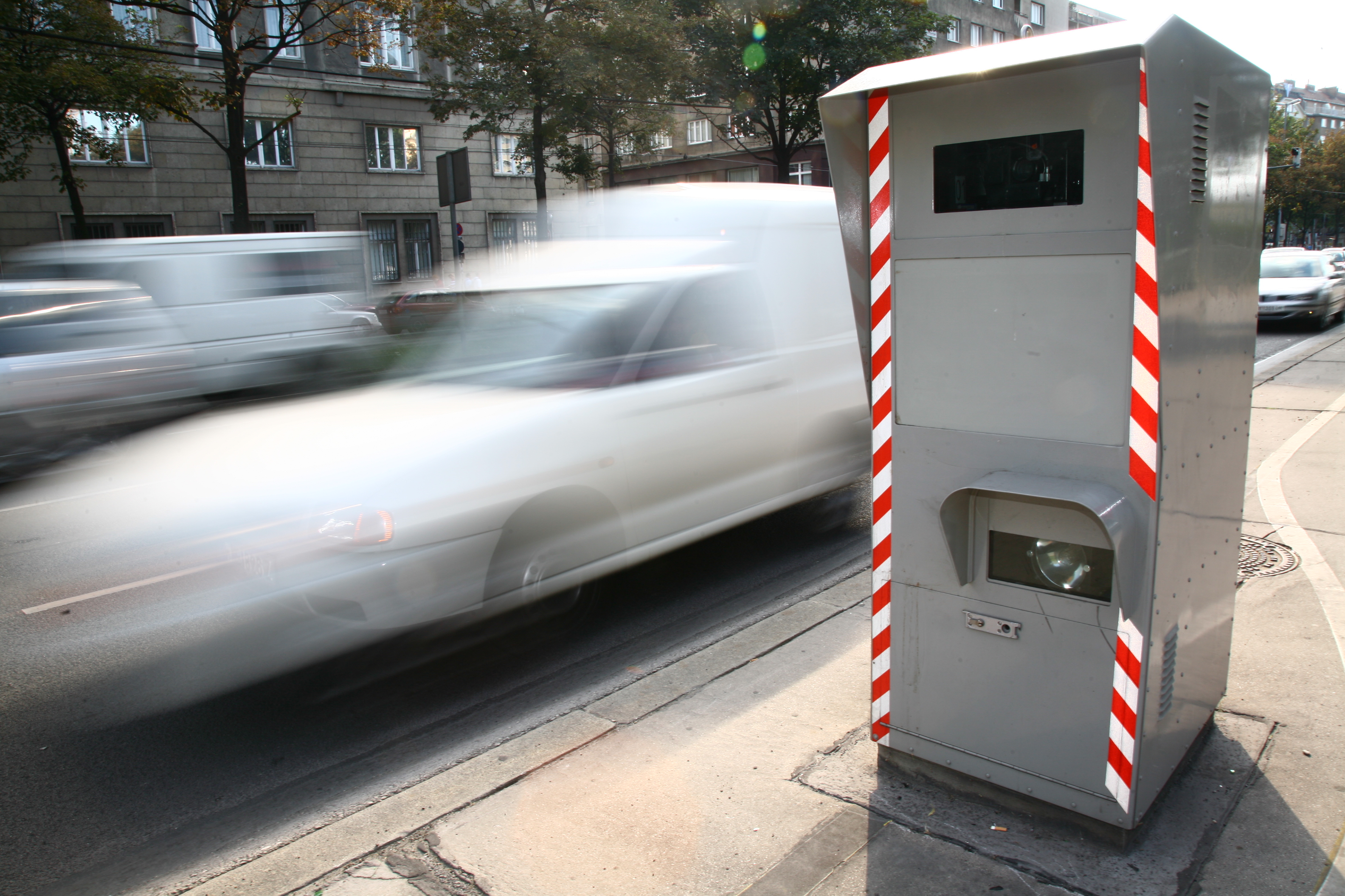 Eine Radarbox und Autos, die schnell vorbeifahren