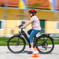 ÖAMTC E-Bike-Kurse_4 Frau auf E-Bike beim ÖAMTC E-Bike-Kurs