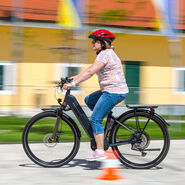 Frau auf E-Bike beim ÖAMTC E-Bike-Kurs