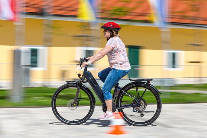 Frau auf E-Bike beim ÖAMTC E-Bike-Kurs