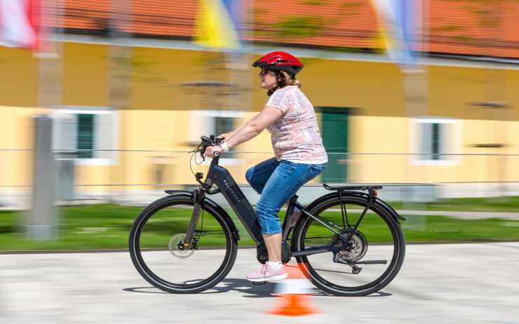 Dame fährt auf einem E-Bike