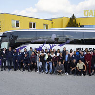 Der Kader des Fußballklub Austria Wien. Unter den Anwesenden auch ÖAMTC-Direktor Oliver Schmerold und Geschäftsführer der ÖAMTC Fahrtechnik, Karl-Martin Studener.
