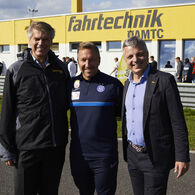 Fußballklub Austria Wien im ÖAMTC Fahrtechnik Zentrum Teesdorf.V.l.n.r.: Geschäftsführer der ÖAMTC Fahrtechnik, Karl-Martin Studener, FAK-Trainer Manfred Schmid und ÖAMTC-Direktor Oliver Schmerold.