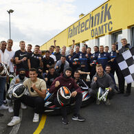 Der Kader des Fußballklub Austria Wien. Unter den Anwesenden u.a. Patrick Pentz, Markus Suttner, Trainer Manfred Schmid und Geschäftsführer der ÖAMTC Fahrtechnik, Karl-Martin Studener