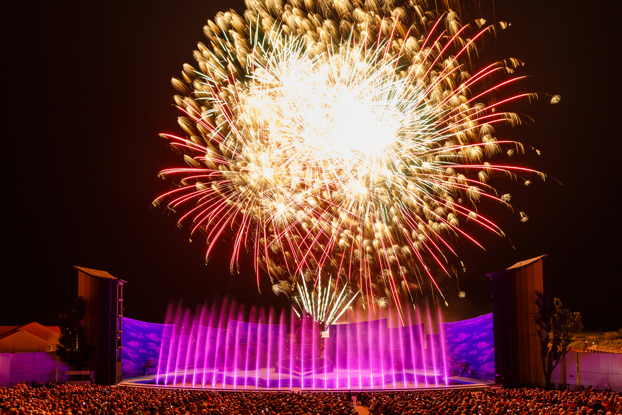 Bunt beleuchtete Bühne der Seefestspiele.
