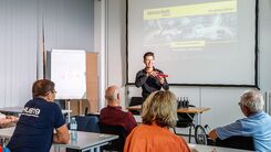 Schulungsraum im Fahrtechnik Zentrum. Trainer:in erklärt den Teilnehmer:innen Verkehrssituation im Rahmen der Mobilitätstage 60+.