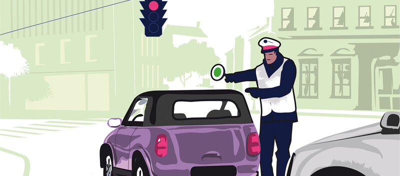 Grafik von einer Kreuzung mit roter Ampel. Davor steht ein Auto, rechts davon ein Polizist mit grüner Polizei-Kelle in der ausgestreckten rechten Hand.