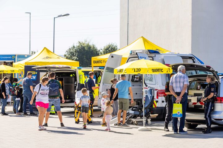 Besucher:innen auf dem Publikumstag bei der Stützpunkteröffnung Tulln, die sich bei den Ständen der Einsatzorganisationen von Polizei, Rettung und Notruf informieren.