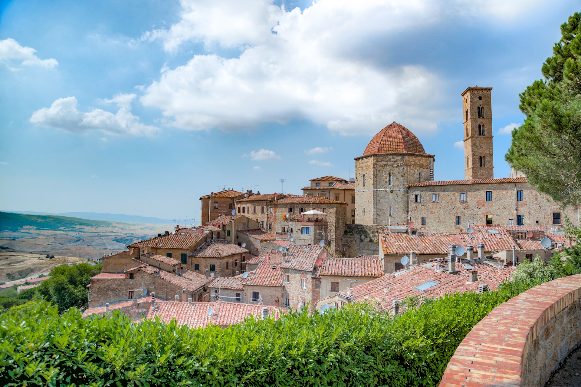 Panoramablick auf die mittelalterliche Altstadt von Volterra in der Toskana, umgeben von sanften Hügeln Italiens