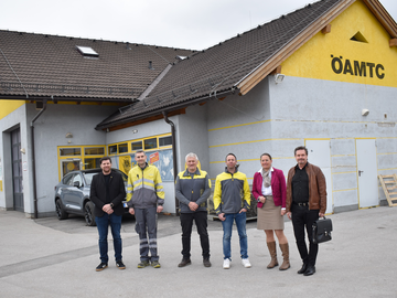 stv. Landesdirektor des ÖAMTC Salzburg, Michael Kocher, stv. Leiter Stützpunkt Tamsweg Thomas Bliem, Leiter Stützpunkt Tamsweg Siegfried Gfrerer, technischer Leiter des ÖAMTC Salzburg Balthasar Wallner, Landesdirektorin des ÖAMTC Salzburg Martina Schlegel-Lanz, Projektmanager Josef Pann stehen vor dem Pannengebäude