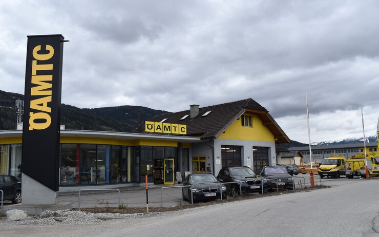 Der Blick auf den Stützpunkt Tamsweg: Links das ÖAMTC Logo, davor stehen einige Autos