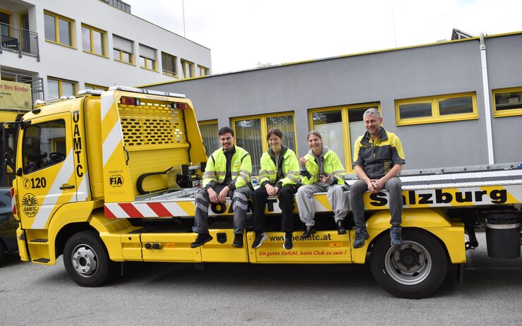 Die beiden Teilnehmerinnen des Girls Day sitzen gemeinsam mit einem der Techniker und dem Stützpunktleiter auf dem Abschlepp-LKW