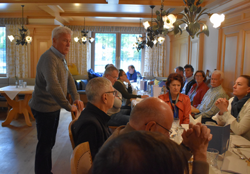 Präsident des Vereins ÖAMTC Salzburg, Erich Lobensommer, hält eine Rede vor den anwesenden Delegierten, Präsidiumsmitgliedern und der Geschäftsführung