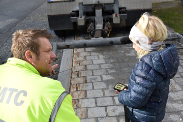 Pannenfahrer Thomas unterhält sich vor dem Abschleppfahrzeug mit einem der Kindergartenkinder, welche beim Aktionstag "Neugierig ins Leben" dabei sind und alles über seinen Beruf erfahren. 