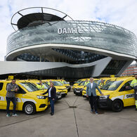 ÖAMTC-Pannenhilfe ersetzt acht Einsatzfahrzeuge durch Elektro-Autos ÖAMTC Pannenfahrzeuge stehen aufgefächert vor dem ÖAMTC Gebäude in Wien Erdberg. Personen stehen bei den Fahrzeugen.