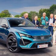 Ein Instruktor des ÖAMTC erklärt im Auto sitzendend diversen Senior:innen die richtige Sitzposition im Auto