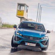 Ein Teilnehmer des Programms "Mobil sein - mobil bleiben" beim Ausweichen eines Wasserhindernisses