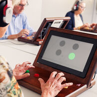 Mobil sein - mobil bleiben - 4 Eine Teilnehmerin macht an einem Tablet das freiwillige Reaktions- und Konzentrationstraining