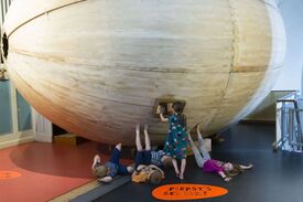 Ein Holzei und 4 Kinder