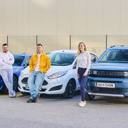 Bild von Marko, Paul und Stephanie. Sie stehen vor ihren Autos, ein blauer Subaru BRZ, ein weißer Ford Fiesta und ein grün-grauer Fiat Grande Panda.