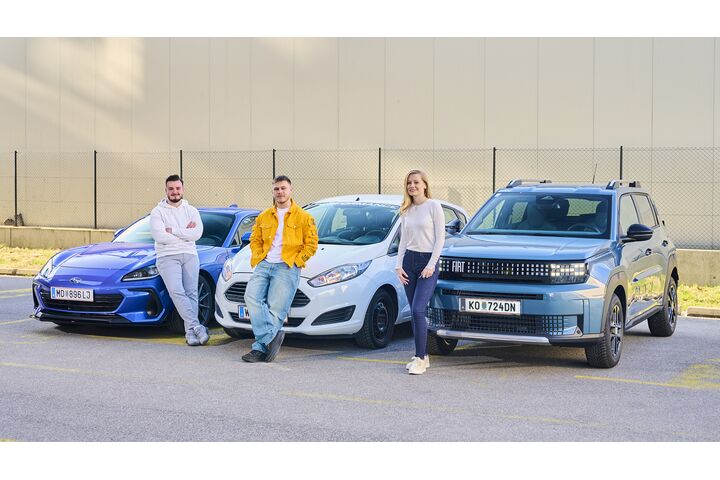 Bild von Marko, Paul und Stephanie. Sie stehen vor ihren Autos, ein blauer Subaru BRZ, ein weißer Ford Fiesta und ein grün-grauer Fiat Grande Panda.