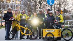 Gruppenfoto von Polizei, Radland NÖ und ÖAMTC bei der Radlichtaktion auf dem Radweg