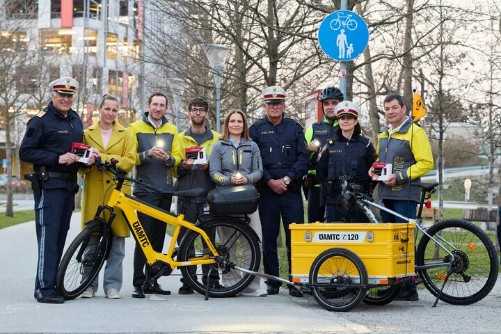 Gruppenfoto von Polizei, ÖAMTC und Radland bei der Radlichtaktion in St. Pölten