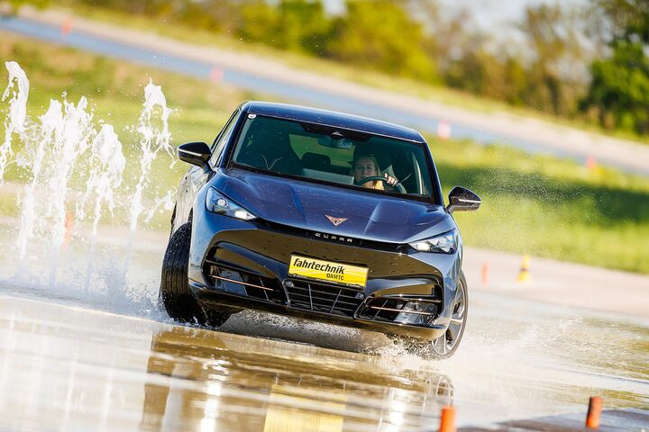 Ausweichmanöver eines schwarzen Pkw vor einem Wasserhindernis in einem ÖAMTC Fahrtechnik Zentrum
