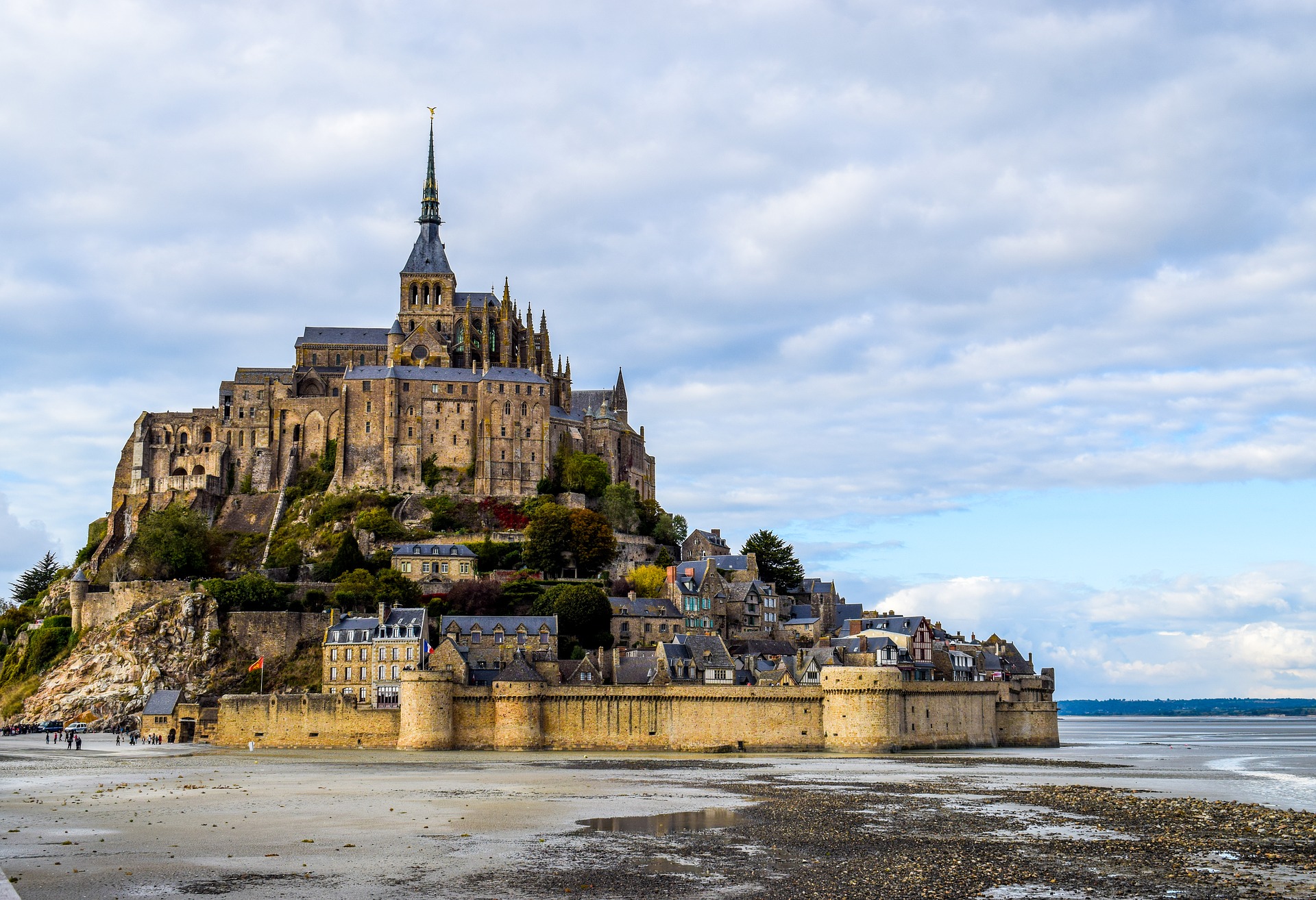 Majestätischer Blick auf den Mont Saint-Michel (Frankreich) bei Ebbe - ÖAMTC Reiseroute Nordfrankreich