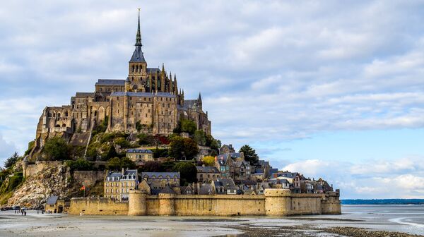 Majestätischer Blick auf den Mont Saint-Michel (Frankreich) bei Ebbe - ÖAMTC Reiseroute Nordfrankreich