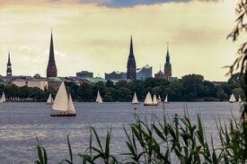 Segelboote auf der Alster mit der Stadt Hamburg im Hintergrund