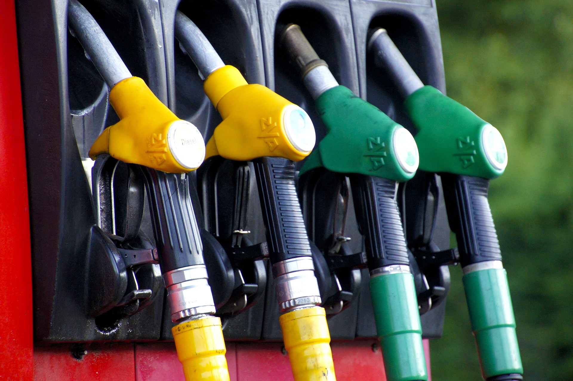 Zapfsäule einer Treibstoff-Tankstelle mit vier Zapfhähnen, zwei in gelb und zwei in grün