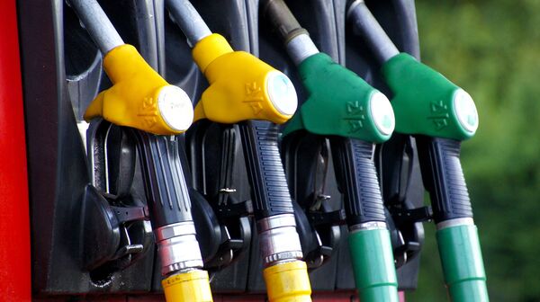 Zapfsäule einer Treibstoff-Tankstelle mit vier Zapfhähnen, zwei in gelb und zwei in grün