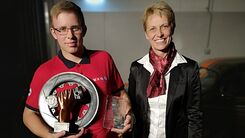 ÖAMTC-Lehrling Benjamin Schabl zusammen mit BD Dipl.-Päd. Mag. Belinda Kalab, BEd - Direktorin der Landesberufsschule - Eggenburg