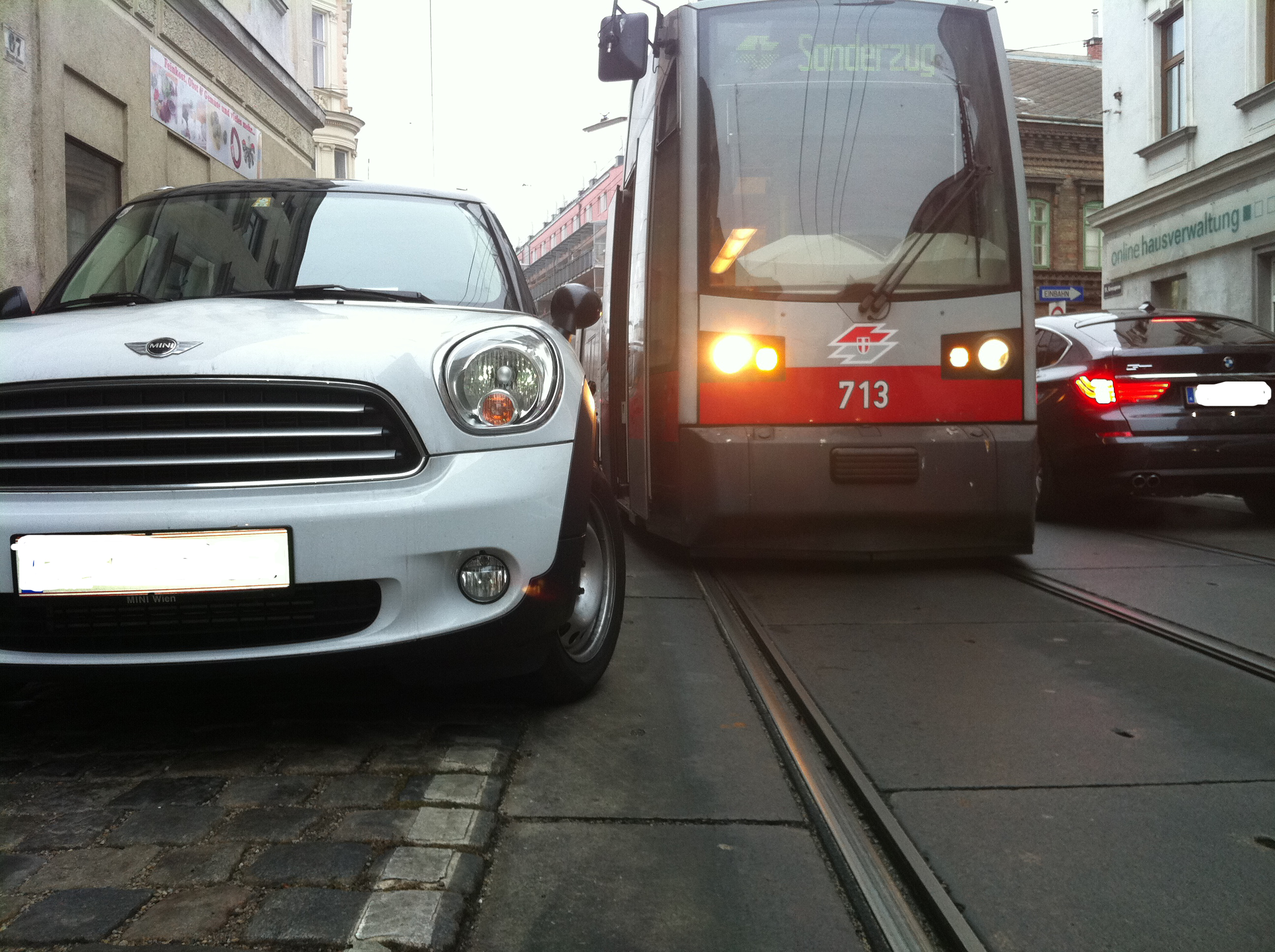 Falsch geparktes Auto hindert Straßenbahn am Vorbeifahren