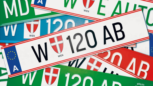 Collage von verschiedenen Wiener Autokennzeichen in weiß, hellblau, grün, rot u.a.