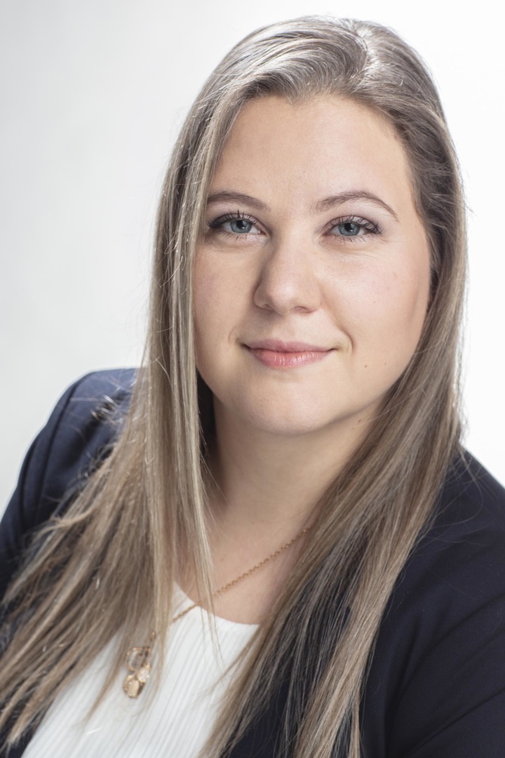 Das Bild ist ein Portraitfoto von Reiseexpertin Redel Dagmar. Sie hat lange dunkelblonde Haare, trägt eine weiße Bluse und einen schwarzen Blazer.
