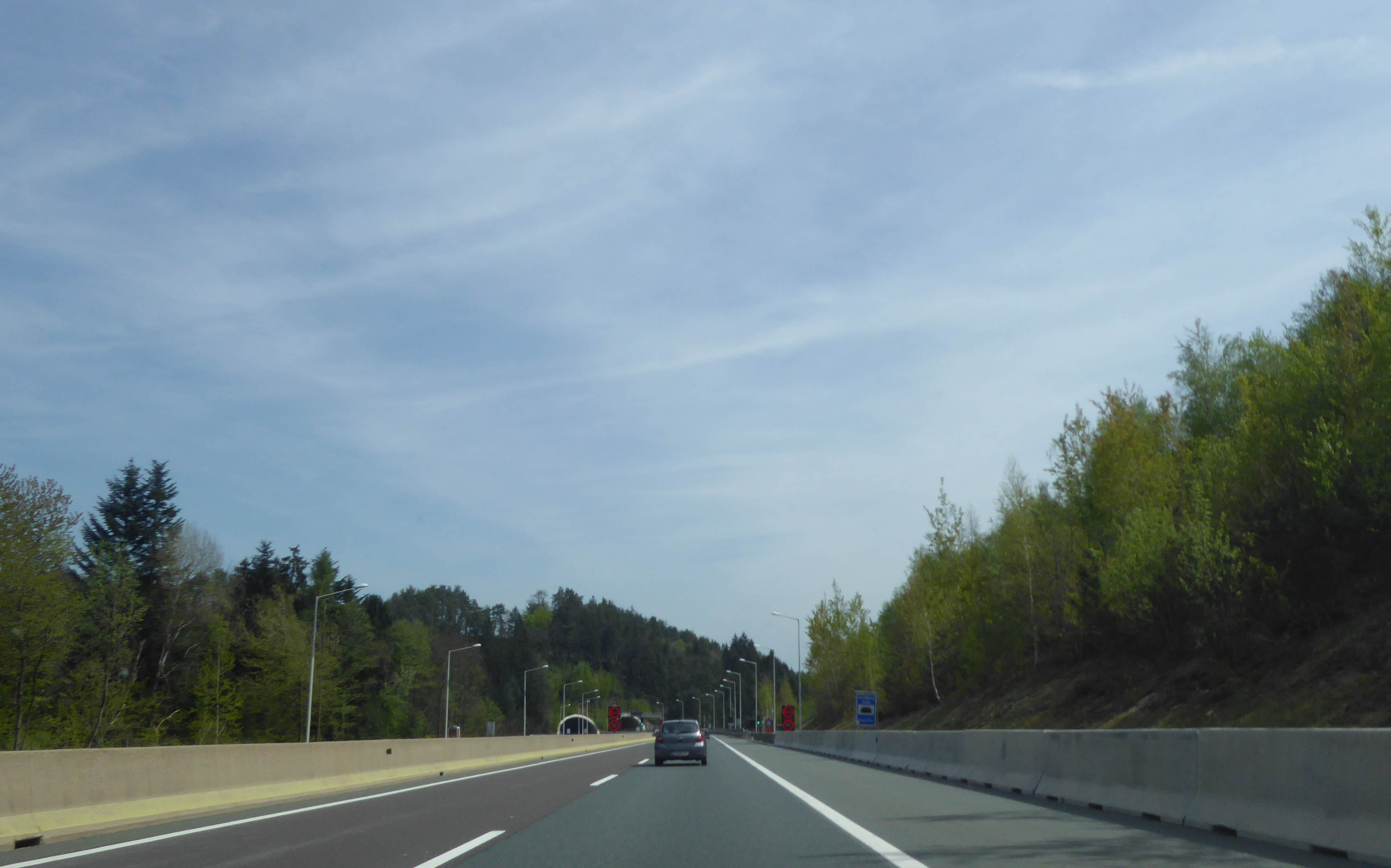 A2 (Süd Autobahn) im Packabschnitt - ein Auto bei der Einfahrt in den Assingbergtunnel