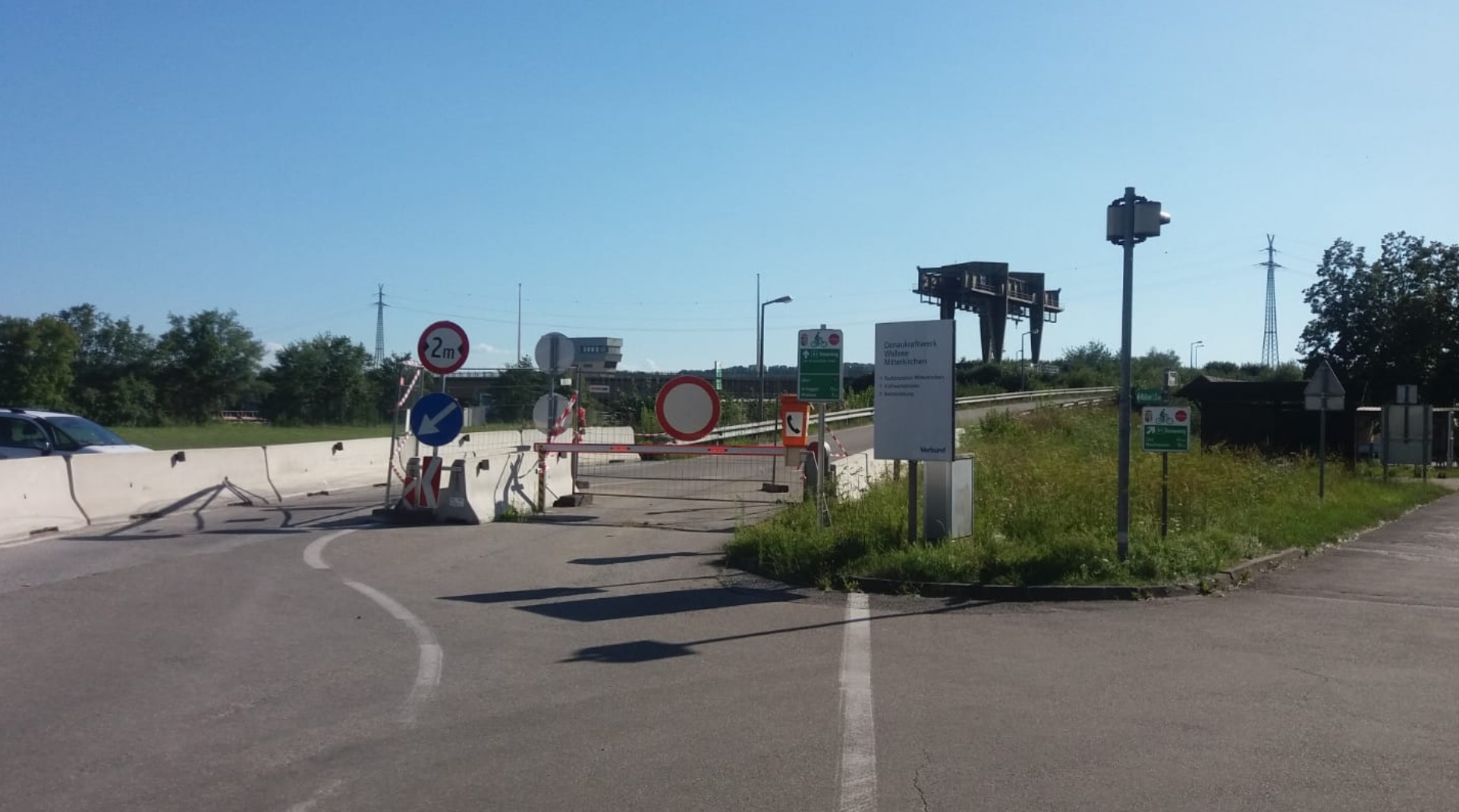 Brücke, die mit Schranken und Fahrverbotsschild gesperrt ist.