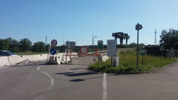 Brücke, die mit Schranken und Fahrverbotsschild gesperrt ist.