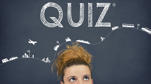 Frau vor grauem Hintergrund, im Gesicht zur Hälfte angeschnitten, sie verdreht die Augen fragend nach oben. Oben steht in weißer Schrift Quiz und es sind kleine Zeichnungen von verschiedenen Fahrzeugen in einer Kurve sichtbar.