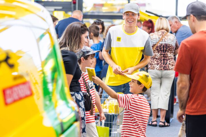Familie mit zwei Söhnen bei der Ausgabe vom Gewinnrad