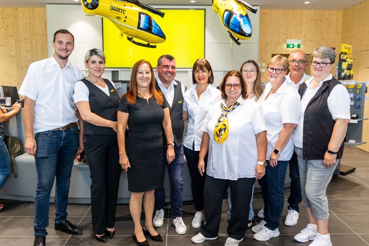 Gruppenbild im Schalterbereich vom Stützpunkt Team am Publikumstag zur Stützpunkteröffnung von Tulln