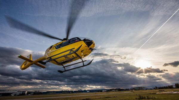 ÖAMTC Hubschrauber knapp über den Boden