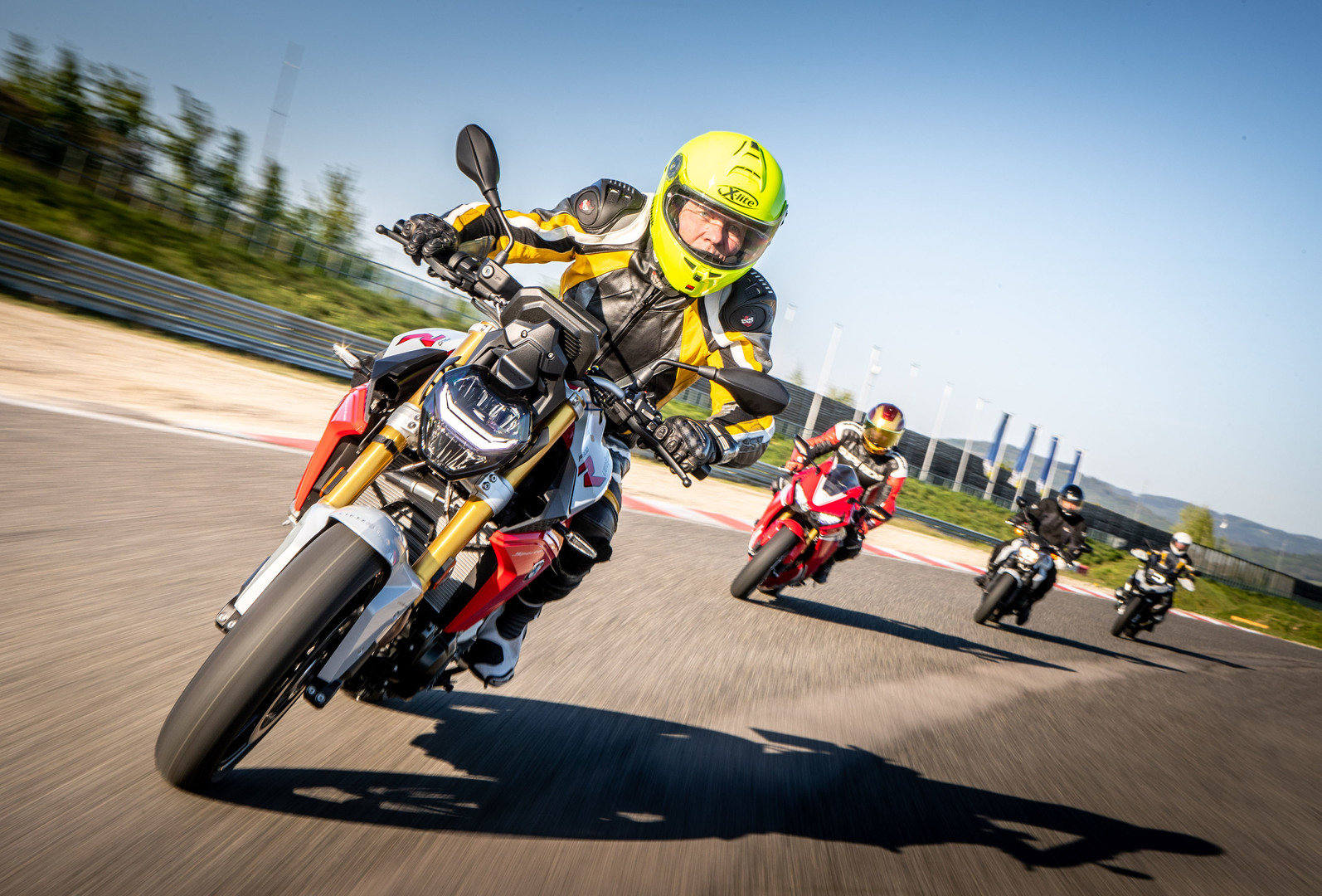 Eine Gruppe von Motorradfahreren trainiert auf einer Rennstrecke